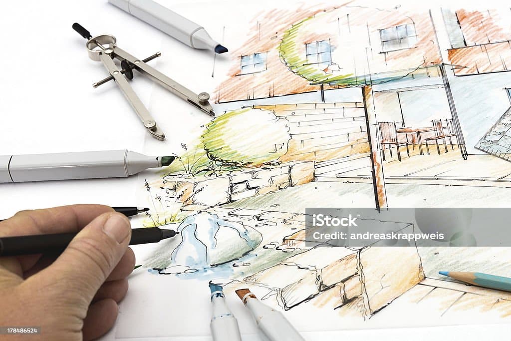 Croquis d'architecture paysagère. Une main colore un jardin avec des marqueurs et un crayon. Détails de murs de pierre, patio, et outils de conception.